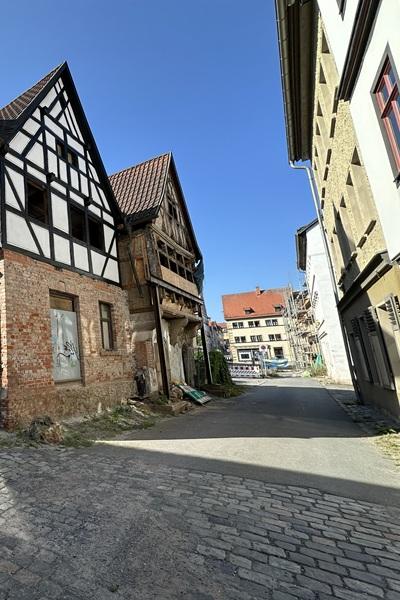Überprüfung der Wirksamkeit und Notwendigkeit der Förderbedingungen in WnE